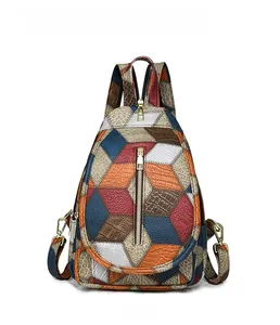 Vista frontale dettagliata dello zaino patchwork con trama coccodrillo e geometria