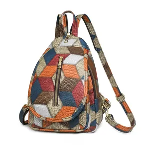 Vista laterale della borsa patchwork in pelle multicolore con trama coccodrillo e zip oro