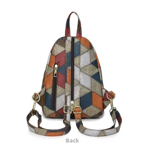 Vista dettagliata del retro dello zaino in pelle patchwork con zip e spallacci regolabili