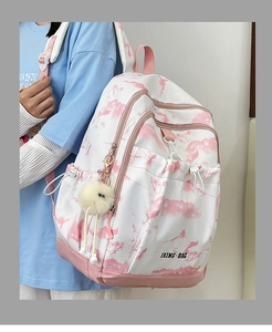 Vue latérale du sac à dos léger rose à fleurs avec peluche et logo JXING BAG
