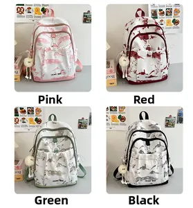 Détails de quatre sacs à dos colorés avec motifs d'encre artistique et pompons blancs