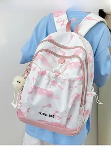 Vue détaillée du sac à dos d'étudiant avec imprimé nuages roses et logo JXING-BAG