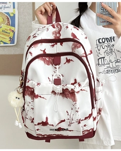 Détail du sac à dos en toile blanche avec imprimé paysage chinois et pompon doux