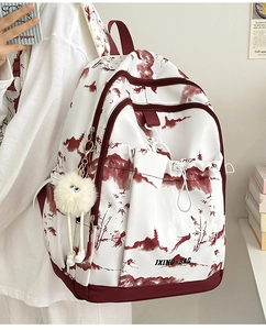 Détail du sac à dos scolaire fleuri avec peinture à l'encre chinoise et pompon doux