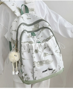 Détails de l'imprimé floral de montagne sur sac à dos léger beige et vert chic
