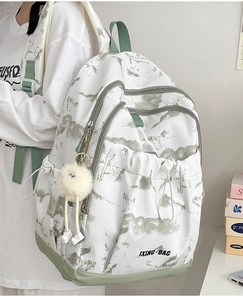 Vue latérale d'un sac à dos léger avec motif de paysage à l'encre et pompon décoratif