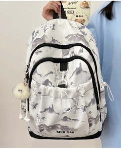 Détails du sac à dos tendance avec imprimé paysage à l'encre et poches fonctionnelles