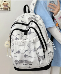 Détail du sac à dos de style chinois avec imprimé paysage à l'encre et pompon peluche