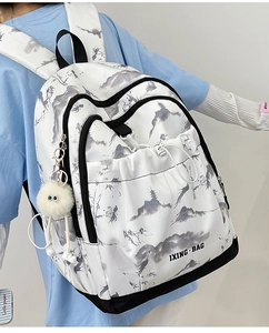 Détail de l'imprimé paysage à l'encre de chine sur sac à dos blanc léger pour femme