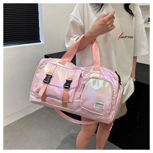 Dettaglio borsa da viaggio olografica rosa con fibbia e consistenza