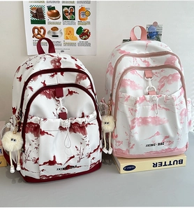 Détail de sacs à dos avec imprimé chinois moderne, poches latérales et breloque peluche