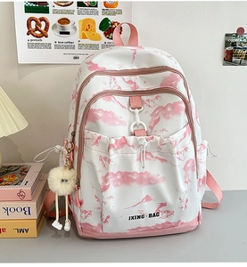 Détail du sac à dos rose fleuri avec logo JXING BAG et joli pendentif en peluche