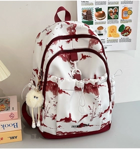 Détail du sac à dos imprimé avec paysage chinois et un porte-clés en peluche mignon