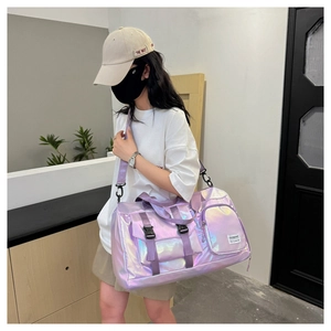 Dettaglio borsa sportiva viola olografica con tasche a fibbia e tracolla