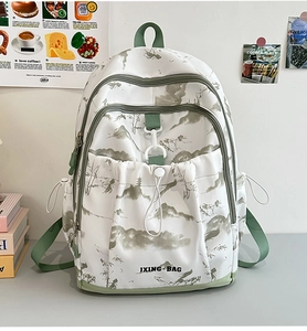 Détail du motif de paysage de montagne sur un sac à dos léger pour étudiant