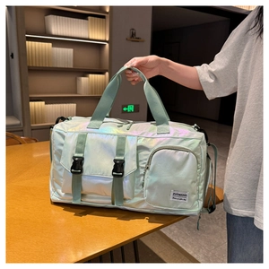 Dettaglio della borsa da viaggio verde perlato con fibbia e tasche a cerniera