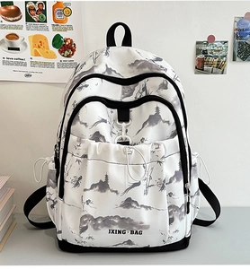 Détail de l'impression d'encre de paysage de montagne sur un sac à dos blanc