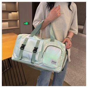 Dettaglio della borsa da viaggio con finitura olografica e tasche anteriori