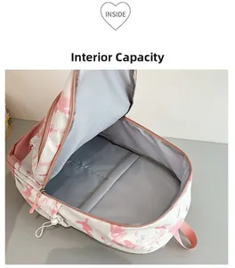 Vue détaillée de l'intérieur du sac à dos fleuri avec compartiment pour ordinateur