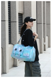 Borsa da viaggio blu cangiante con tracolla regolabile e dettaglio tasca con fibbia