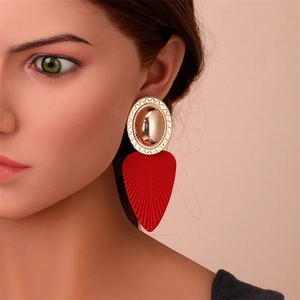 Vue détaillée des pendentifs cœur rouges à texture rayonnante et clips dorés