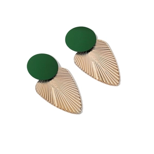 Boucles d'oreilles feuilles géométriques avec disques mats verts et pendentifs dorés