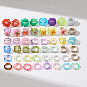 Lot de bagues en résine colorée au style Y2K avec formes variées et teintes vibrantes