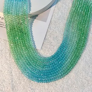 Gros plan de perles en cristal facettées avec dégradé de vert à bleu pour bijoux