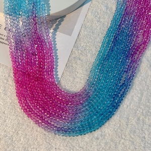 Gros plan de perles en cristal à facettes avec un dégradé de couleurs arc-en-ciel