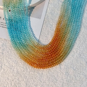 Détail macro de perles en cristal multicouches avec facettes précises et dégradé coloré