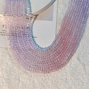 Gros plan de perles de cristal violet facettées pour création de bijoux DIY