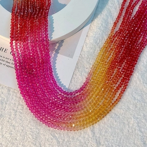 Détail macro de perles en cristal facetté avec dégradé de couleur rouge et jaune
