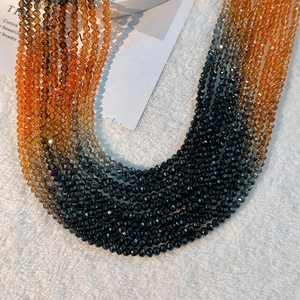 Vue détaillée de perles en cristal facettées avec dégradé de couleur ambre à noir