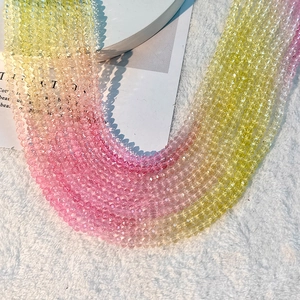 Vue macro de perles en cristal facetté avec un dégradé de couleurs jaune et rose vif