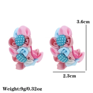 Boucles d'oreilles fleurs en tissu faites main avec boutons à pois et dimensions