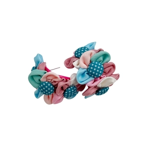 Gros plan de boucles d'oreilles créoles fleurs en tissu faites main aux pétales colorés