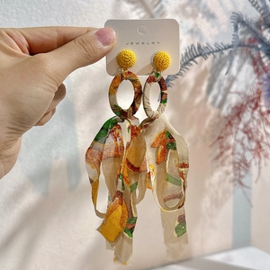 Boucles d'oreilles bohèmes à pompons avec perles jaunes et rubans à imprimé floral