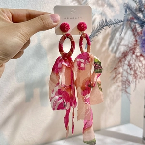 Boucles d'oreilles bohèmes faites main avec longs pompons en tissu floral rose