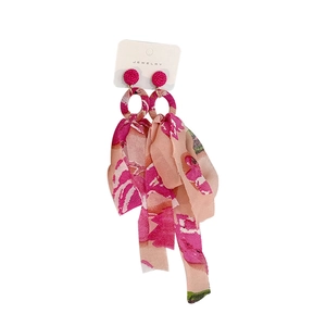 Boucles d'oreilles bohèmes avec pompons longs en mousseline et motif floral rose