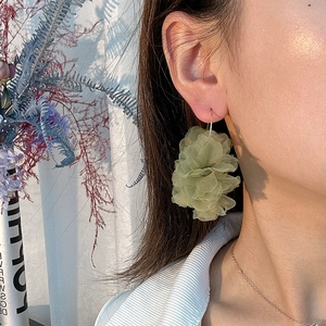 Hellgrüne Mesh-Blumenohrringe aus handgefertigtem Tüll für einen romantischen Stil