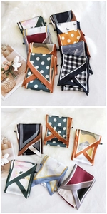 Plat de divers foulards en soie à motifs sur fausse fourrure blanche avec accessoires
