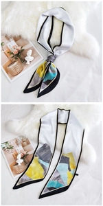 Détail d'un foulard en soie à imprimé montagne géométrique et bordures noires chic