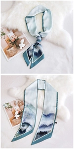 Détail d'un foulard en soie avec imprimé paysage à l'encre bleue et bords en biais
