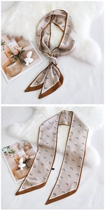 Foulard en soie champagne à imprimé cheval sur fausse fourrure blanche