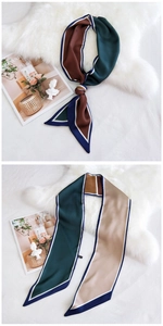 Détail d'un élégant foulard twilly en soie multicolore sur fond de fausse fourrure