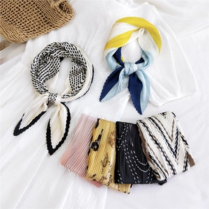 Women's Pleated Satin Square Scarf Vintage Equestrian Chain Print Fashion Small Neck Scarf For Bag Hair Styling Accessory