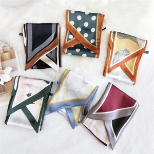 Collection de foulards en satin de soie avec six imprimés élégants sur fond de fourrure