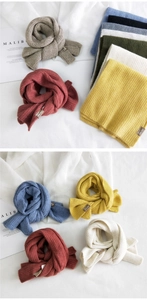 Texture dettagliata di una sciarpa a maglia spessa con etichetta in pelle alla moda