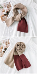 Dettaglio della maglia della sciarpa bicolore beige e bordeaux con motivo a coste