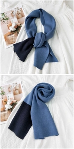 Dettaglio della sciarpa in maglia bicolore con trama a coste e design blu elegante